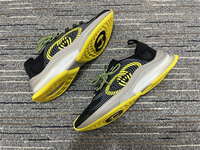 sunprotective G*u*i runners 91